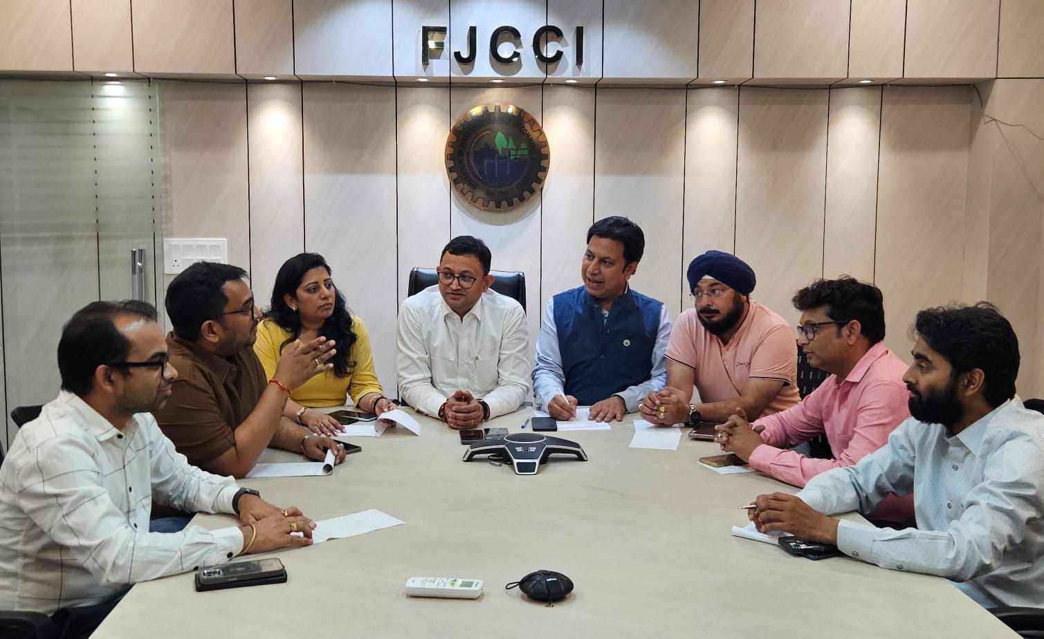 चेंबर की बैठक में मौजूद सदस्यों की फोटो चेंबर की बैठक में मौजूद सदस्यों की फोटो
