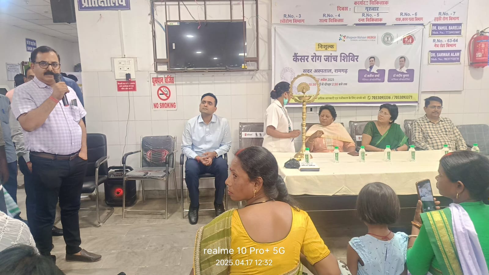 मरीज को जानकारी देते चिकित्सक मरीज को जानकारी देते चिकित्सक