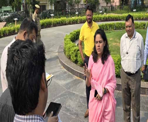 हेरिटेज जोन में अधिकारियों को निर्देश देती मण्डलायुक्त डॉ.जैकब हेरिटेज जोन में अधिकारियों को निर्देश देती मण्डलायुक्त डॉ.जैकब