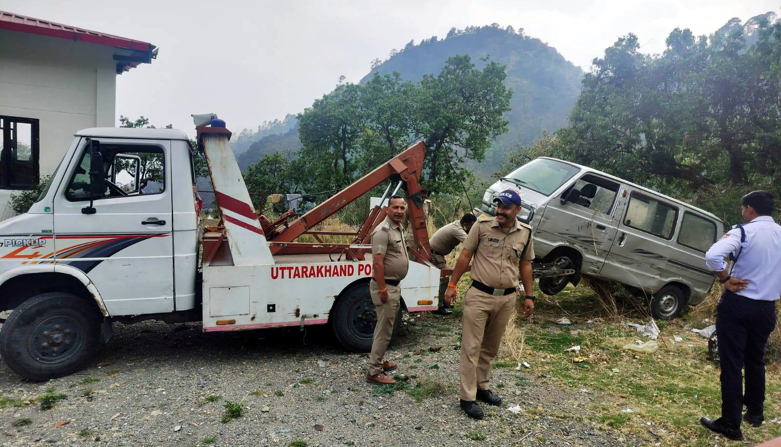 पुलिस द्वारा क्रेन से हटाये जा रहे लंबे समय से लावारिश खड़े वाहन। पुलिस द्वारा क्रेन से हटाये जा रहे लंबे समय से लावारिश खड़े वाहन।