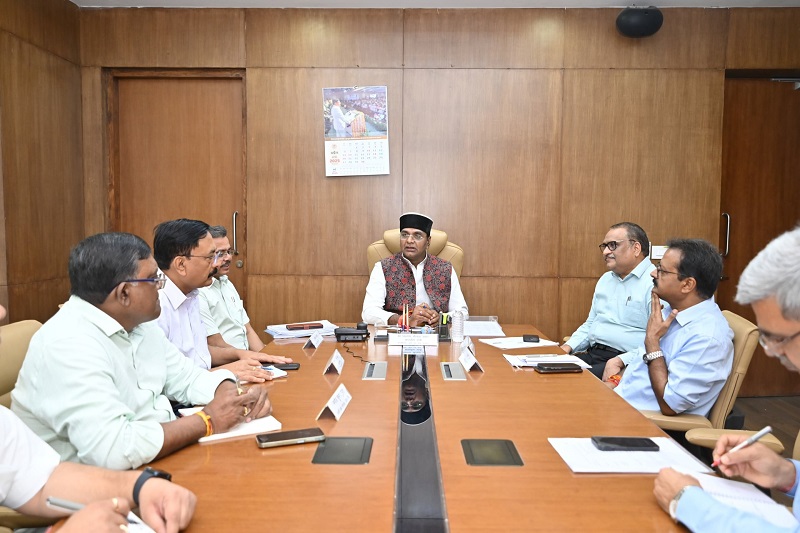 बैठक लेते हुए मंत्री विश्वास कैलाश सारंग बैठक लेते हुए मंत्री विश्वास कैलाश सारंग