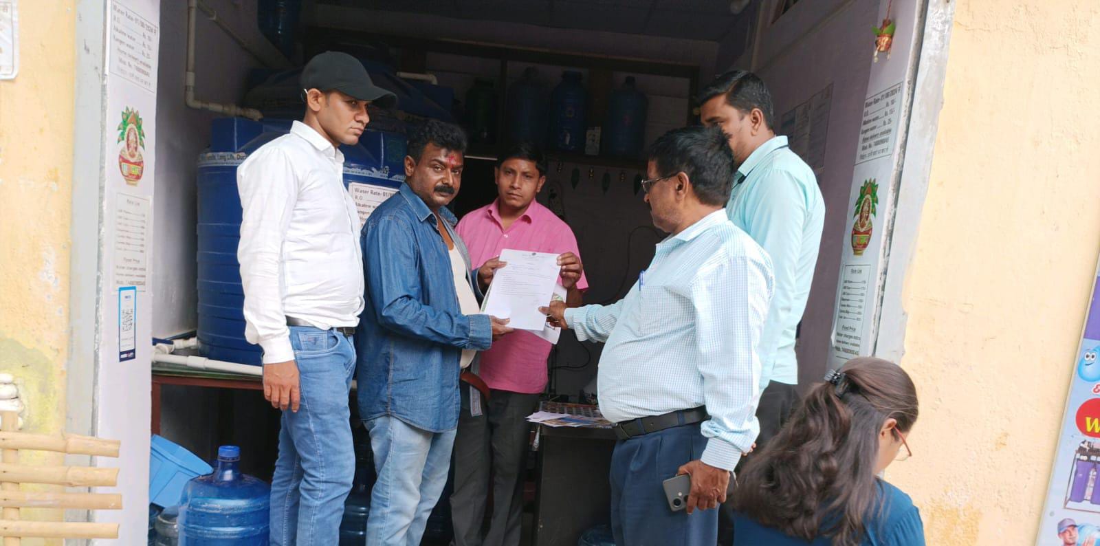 अवैध बॉटलिंग प्लांट संचालाकों को नोटिस देते निगम के कर्मियों की फोटो अवैध बॉटलिंग प्लांट संचालाकों को नोटिस देते निगम के कर्मियों की फोटो