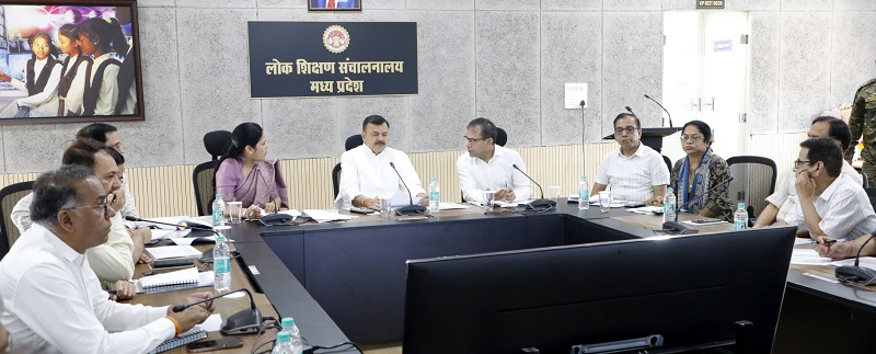 समीक्षा बैठक लेते हुए स्कूल शिक्षा मंत्री उदय प्रताप सिंह समीक्षा बैठक लेते हुए स्कूल शिक्षा मंत्री उदय प्रताप सिंह