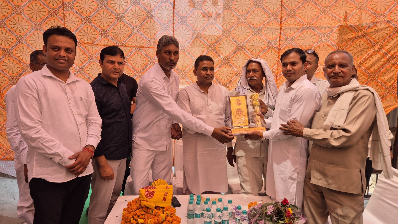 केंद्रीय ऊर्जा मंत्री के मुख्य मीडिया सलाहकार सुदेश कटारिया ग्रामीणों को कार्यक्रम का न्योता देते हुए केंद्रीय ऊर्जा मंत्री के मुख्य मीडिया सलाहकार सुदेश कटारिया ग्रामीणों को कार्यक्रम का न्योता देते हुए