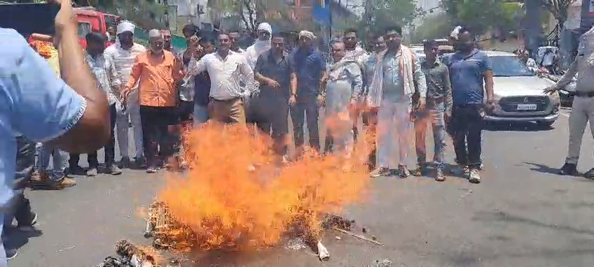 *पुतला दहन करते युवा मोर्चा के कार्यकर्ता* *पुतला दहन करते युवा मोर्चा के कार्यकर्ता*