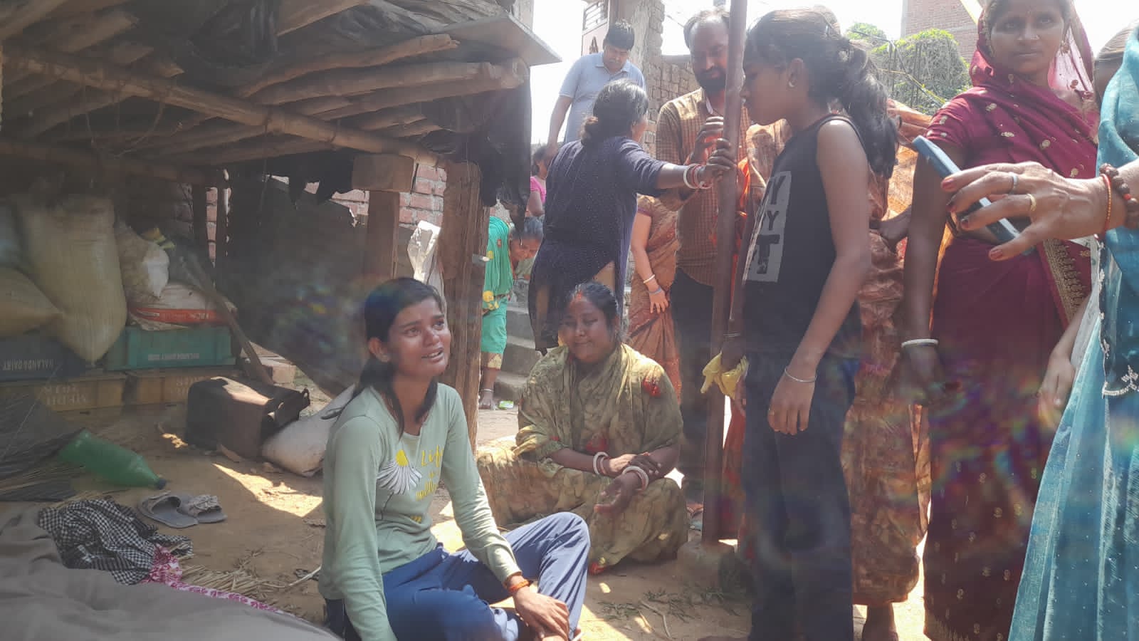 रोते बिलखते परिजन रोते बिलखते परिजन