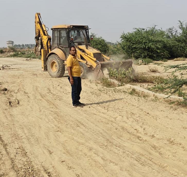 अवैध प्लाटिंग पर चलता पीडीए के बुलडोजर का छाया चित्र अवैध प्लाटिंग पर चलता पीडीए के बुलडोजर का छाया चित्र