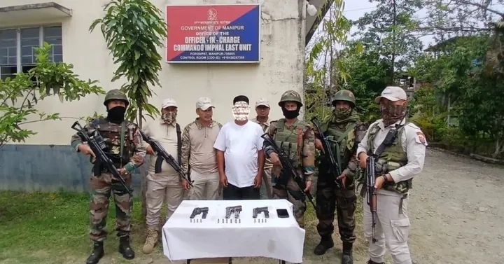मणिपुर में बरामद हथियार और विस्फोटकों की तस्वीर। मणिपुर में बरामद हथियार और विस्फोटकों की तस्वीर।