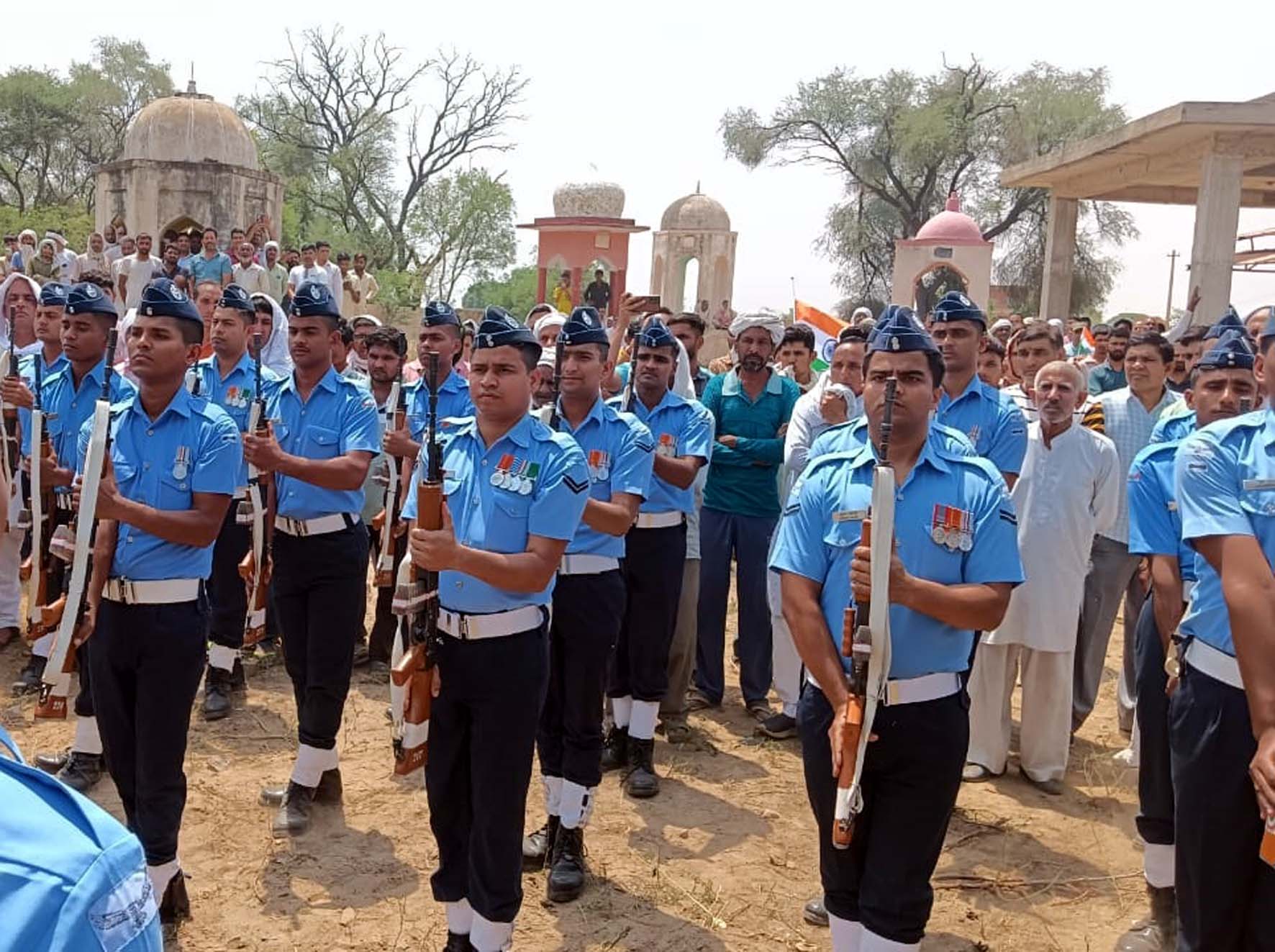 वायु सेना और हरियाणा पुलिस की टुकड़ी शहीद सचिन रोहिल को सैनिक सम्मान देते हुए। वायु सेना और हरियाणा पुलिस की टुकड़ी शहीद सचिन रोहिल को सैनिक सम्मान देते हुए।