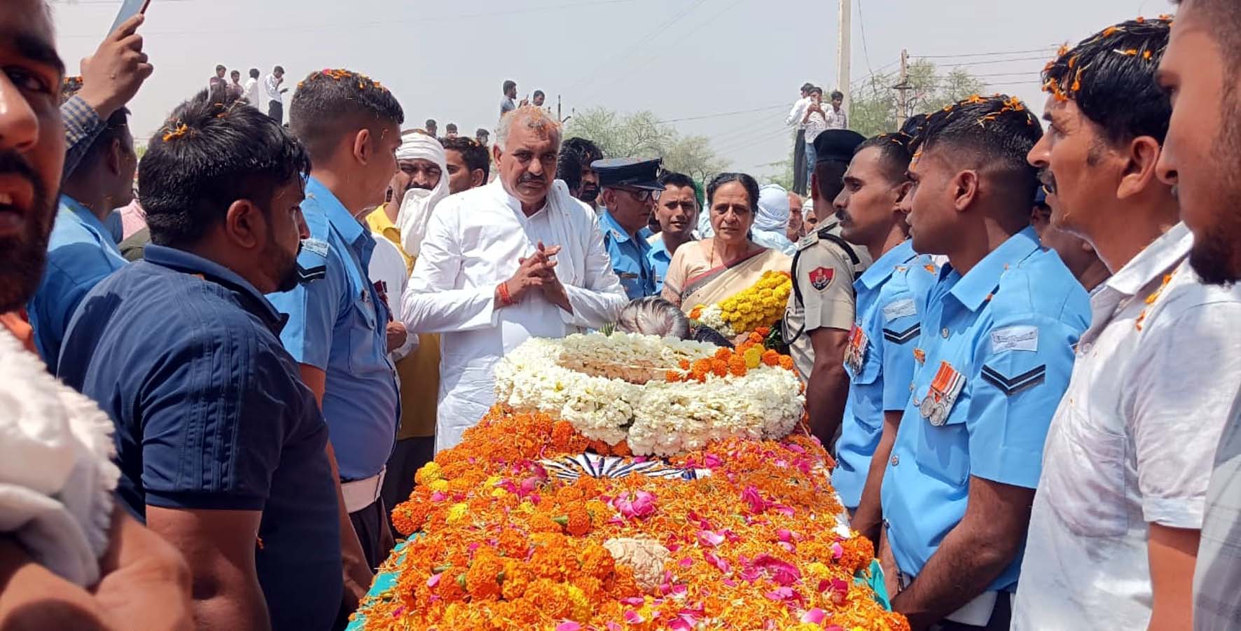 शहीद सचिन रोहिल को पुष्प चक्र अर्पित कर श्रद्धांजलि देते विधायक रणधीर पनिहार, फ्लाइट लेफ्निेंट अनुभूति भारद्वाज तथा तहसीलदार अनिल बिढान। शहीद सचिन रोहिल को पुष्प चक्र अर्पित कर श्रद्धांजलि देते विधायक रणधीर पनिहार, फ्लाइट लेफ्निेंट अनुभूति भारद्वाज तथा तहसीलदार अनिल बिढान।