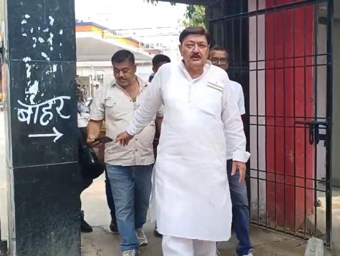 कोर्ट से बाहर निकलते विधायक कोर्ट से बाहर निकलते विधायक