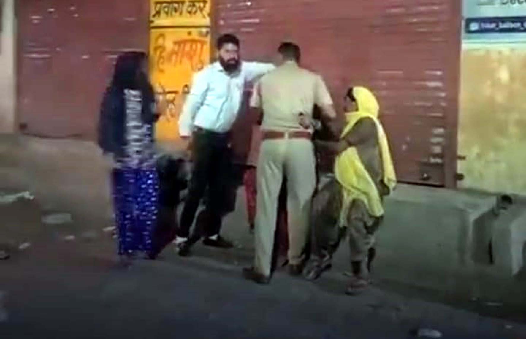मौके पर पहुंची पुलिस जानकारी लेते हुए। मौके पर पहुंची पुलिस जानकारी लेते हुए।