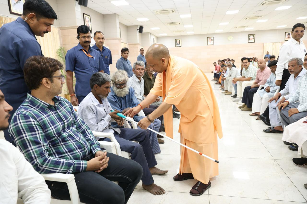 जनता की समस्याएं सुनते मुख्यमंत्री योगी जनता की समस्याएं सुनते मुख्यमंत्री योगी