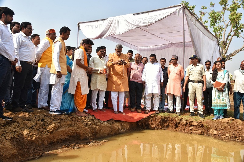 ग्रामीण विकास मंत्री ने बिछिया नदी के उद्गम स्थल पर की पूजा-अर्चना ग्रामीण विकास मंत्री ने बिछिया नदी के उद्गम स्थल पर की पूजा-अर्चना