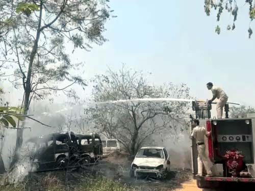 सिविल अस्पताल के पीछे आग बुझाते हुए फायर ब्रिगेड कर्मचारी। सिविल अस्पताल के पीछे आग बुझाते हुए फायर ब्रिगेड कर्मचारी।
