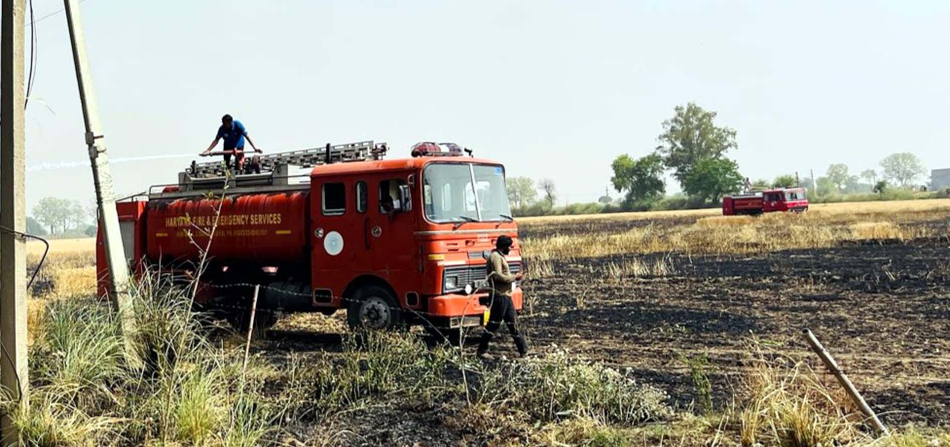 आग पर काबू पाने के बाद खेत में खड़ी फायर ब्रिगेड गाड़ी। आग पर काबू पाने के बाद खेत में खड़ी फायर ब्रिगेड गाड़ी।
