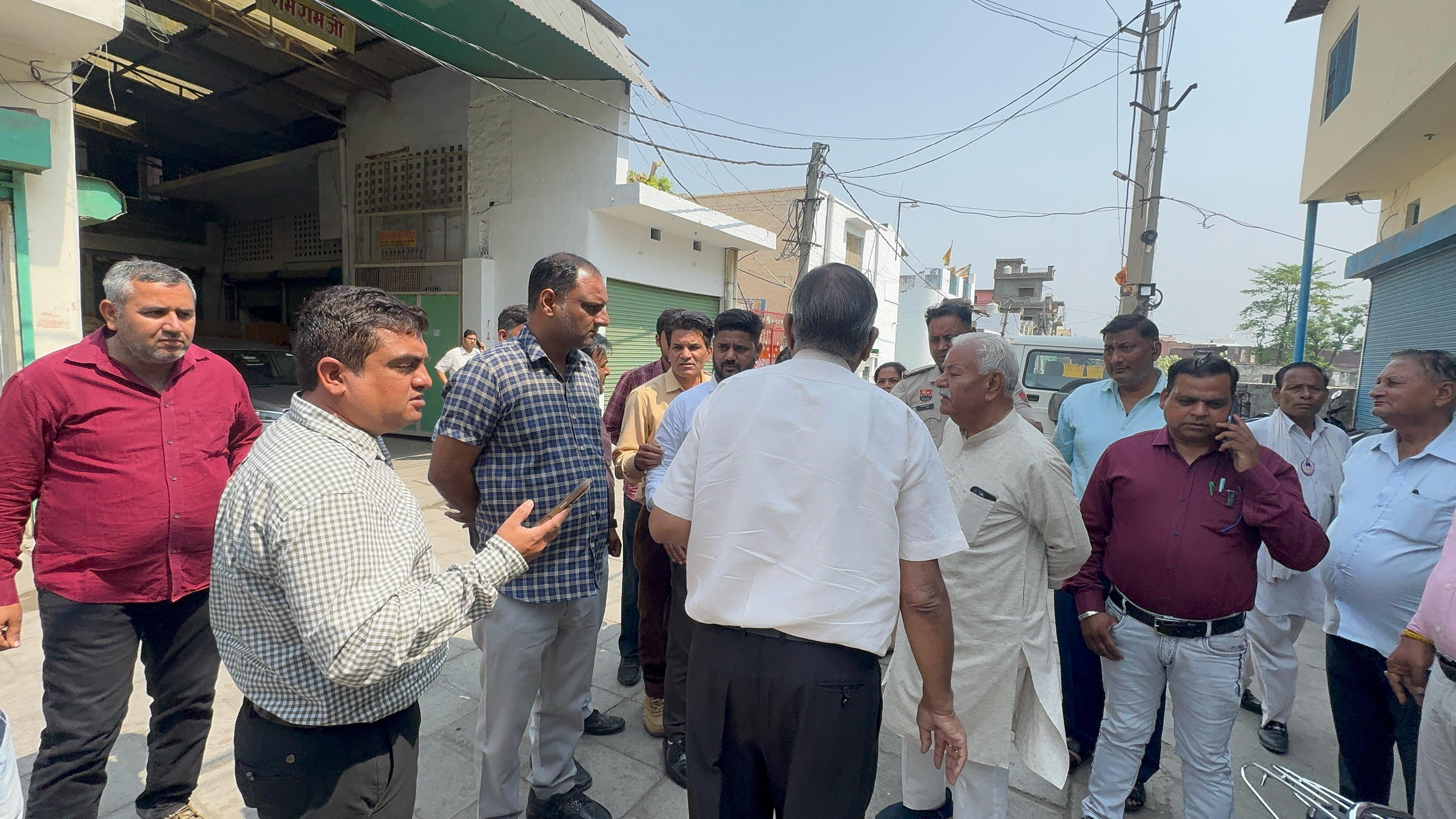 अधिकारियों को निर्देश देते हुए विधायक घनश्याम दास अरोड़ा अधिकारियों को निर्देश देते हुए विधायक घनश्याम दास अरोड़ा