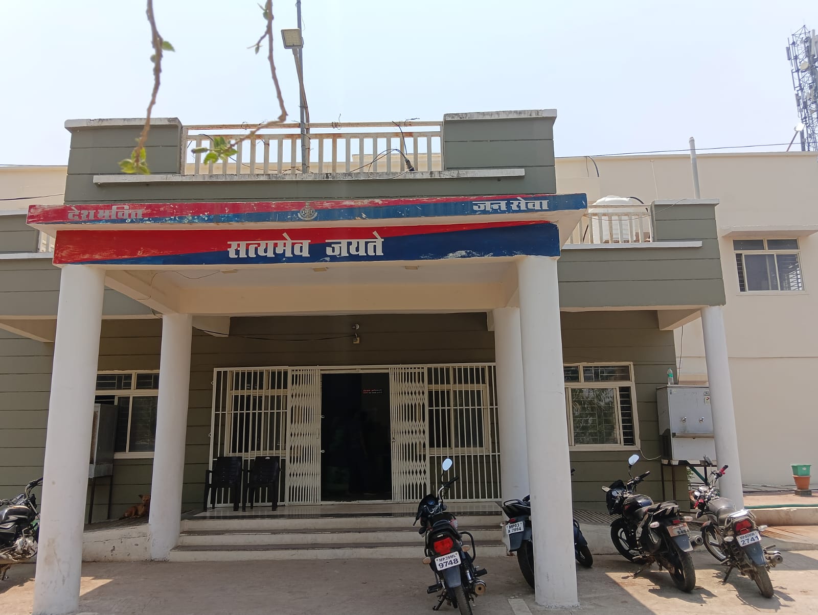 लाठी- डंडों से वाहनों की तोड़फोड़,विरोध पर मारपीट लाठी- डंडों से वाहनों की तोड़फोड़,विरोध पर मारपीट