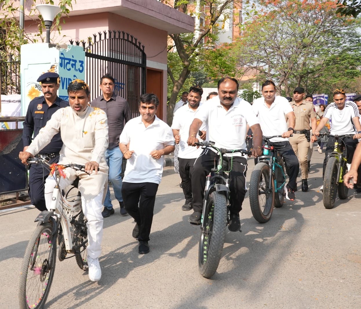 साइक्लोथॉन यात्रा में भाग लेकर साइकिल चलाते शिक्षा मंत्री महिपाल ढांडा साइक्लोथॉन यात्रा में भाग लेकर साइकिल चलाते शिक्षा मंत्री महिपाल ढांडा