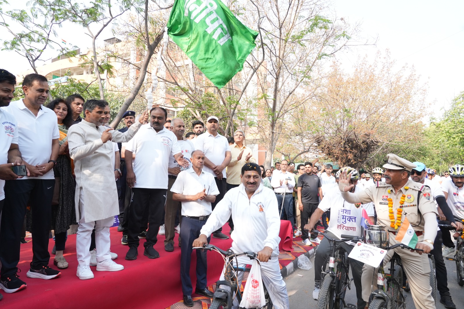 पानीपत सेसाइक्लोथॉन यात्रा को रवाना करते शिक्षा मंत्री महिपाल ढांडा पानीपत सेसाइक्लोथॉन यात्रा को रवाना करते शिक्षा मंत्री महिपाल ढांडा