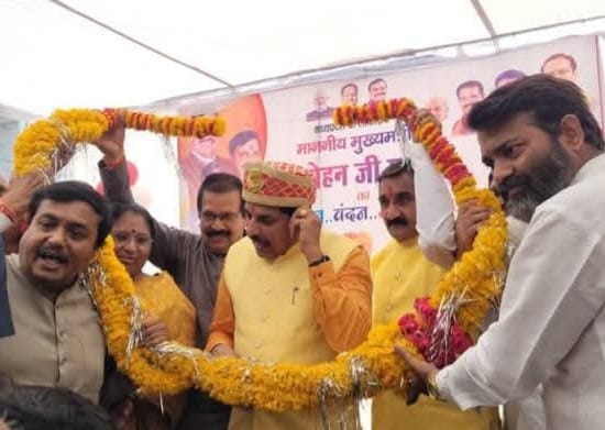फोटों- कार्यालय का शुभारंभ अवसर पर सीएम का मंच पर स्वागत। फोटों- कार्यालय का शुभारंभ अवसर पर सीएम का मंच पर स्वागत।