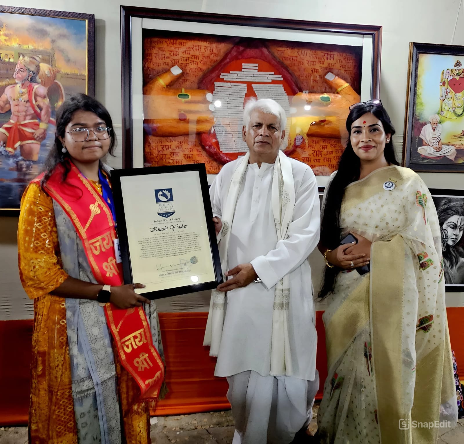 छात्रा को सम्मानित करते महंत छात्रा को सम्मानित करते महंत