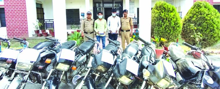 पुलिस गिरफ्त में आरोपित पुलिस गिरफ्त में आरोपित