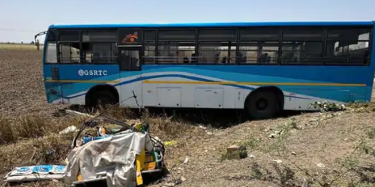 हादसे के बाद बस और रिक्शा। हादसे के बाद बस और रिक्शा।