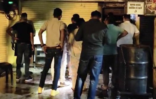 आचार-पापड़ की एक दुकान में भीषण आग आचार-पापड़ की एक दुकान में भीषण आग