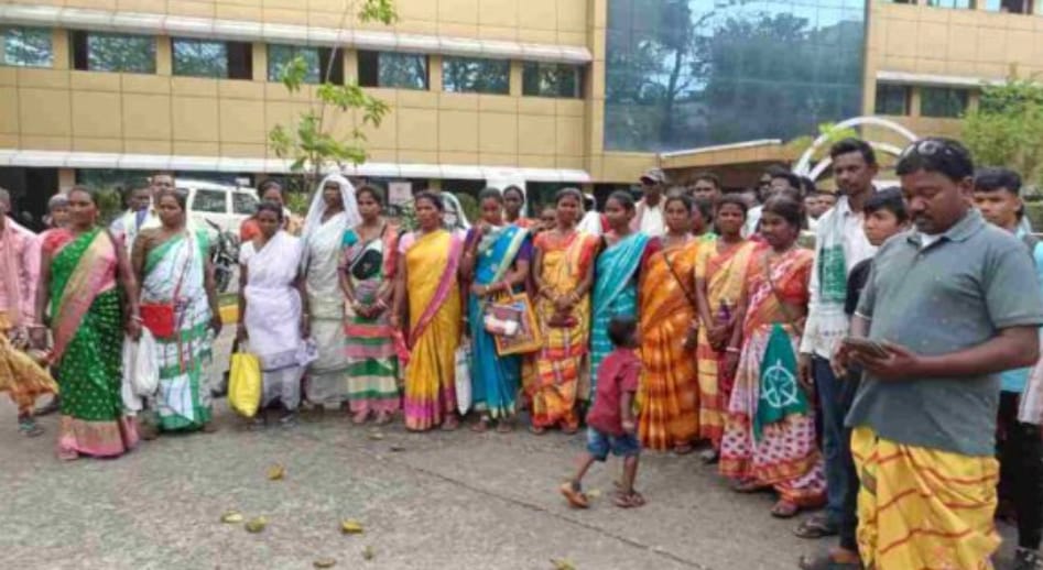 ग्राम प्रधान के विरोध में उतरे ग्रामीणों की फोटो ग्राम प्रधान के विरोध में उतरे ग्रामीणों की फोटो