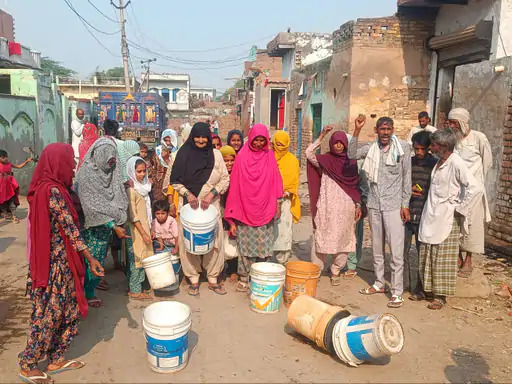 डाढ़का गांव में बाल्टियां फेंककर विरोध जताती महिलाएं। डाढ़का गांव में बाल्टियां फेंककर विरोध जताती महिलाएं।