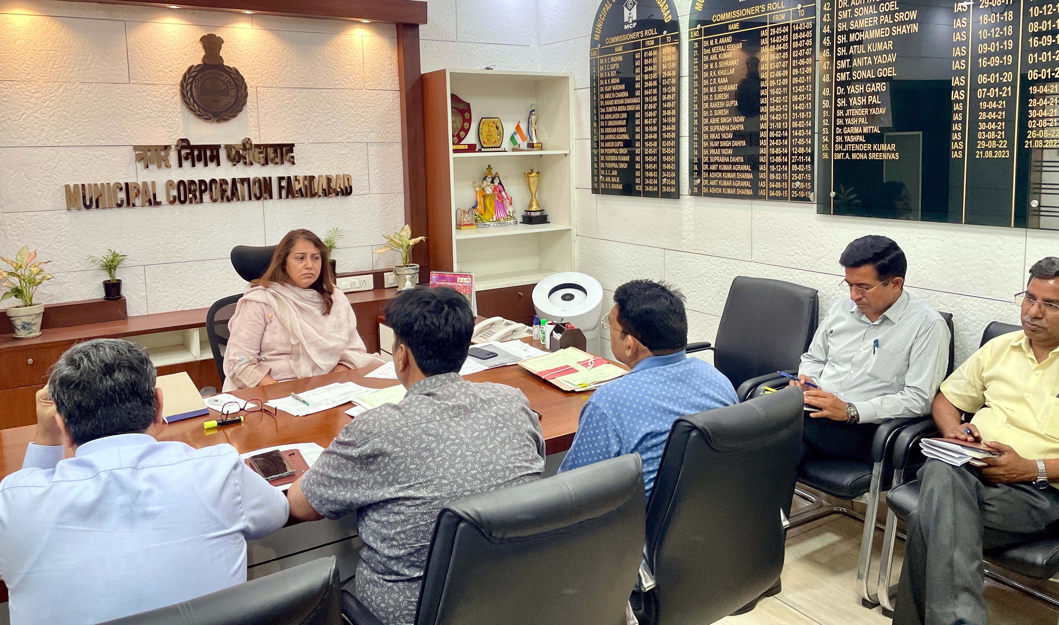 निगमायुक्त अधिकारियों की बैठक लेते हुए निगमायुक्त अधिकारियों की बैठक लेते हुए