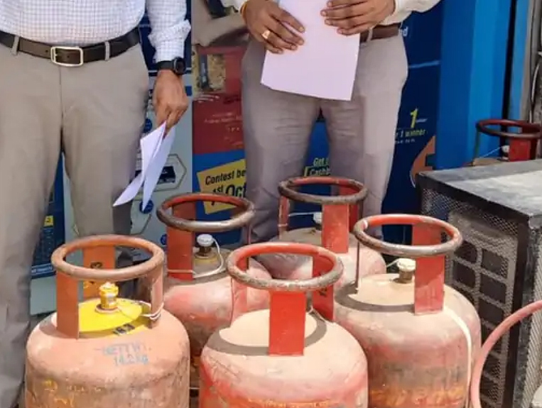 घरेलू गैस सिलेंडर्स के व्यवसायिक कार्यों में दुरूपयोग करने वालों की धरपकड़ जारी घरेलू गैस सिलेंडर्स के व्यवसायिक कार्यों में दुरूपयोग करने वालों की धरपकड़ जारी