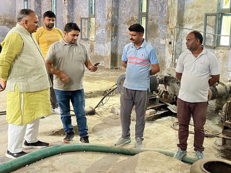 सोनीपत: निरीक्षण के दौरान ड्यूटी पर तैनात कर्मचारियों को फटकार लगाते हुए मेयर राजीव जैन सोनीपत: निरीक्षण के दौरान ड्यूटी पर तैनात कर्मचारियों को फटकार लगाते हुए मेयर राजीव जैन