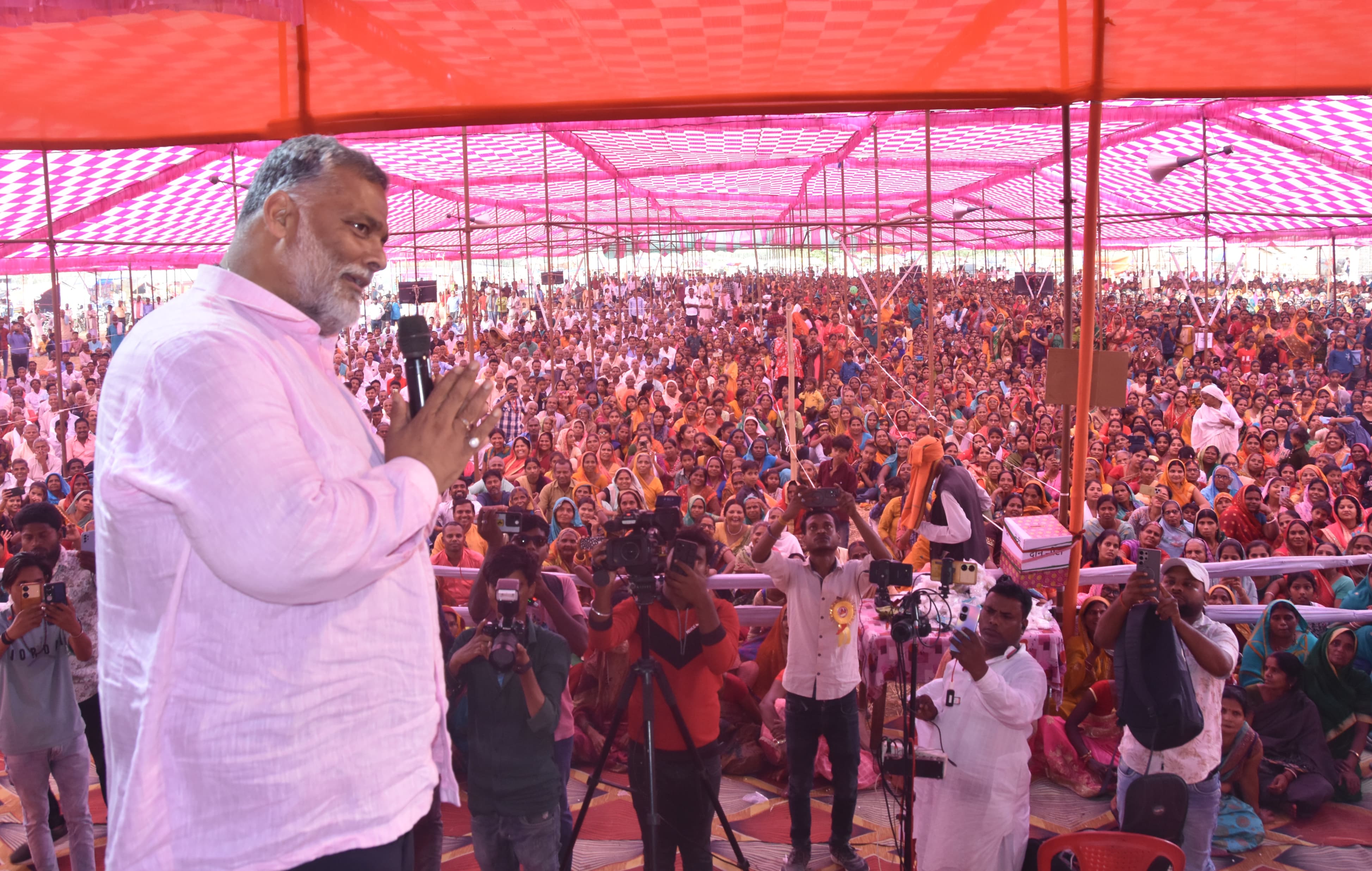 अररिया फोटो:सांसद पप्पू यादव जनसभा को संबोधित करते अररिया फोटो:सांसद पप्पू यादव जनसभा को संबोधित करते