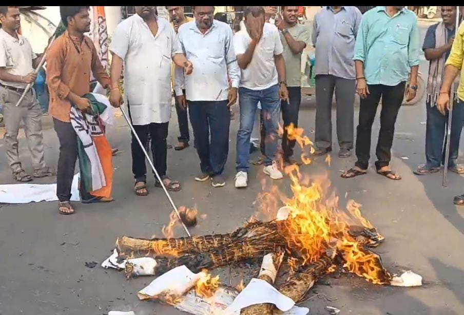 पुतला जलाते भाजपा कार्यकर्ता पुतला जलाते भाजपा कार्यकर्ता