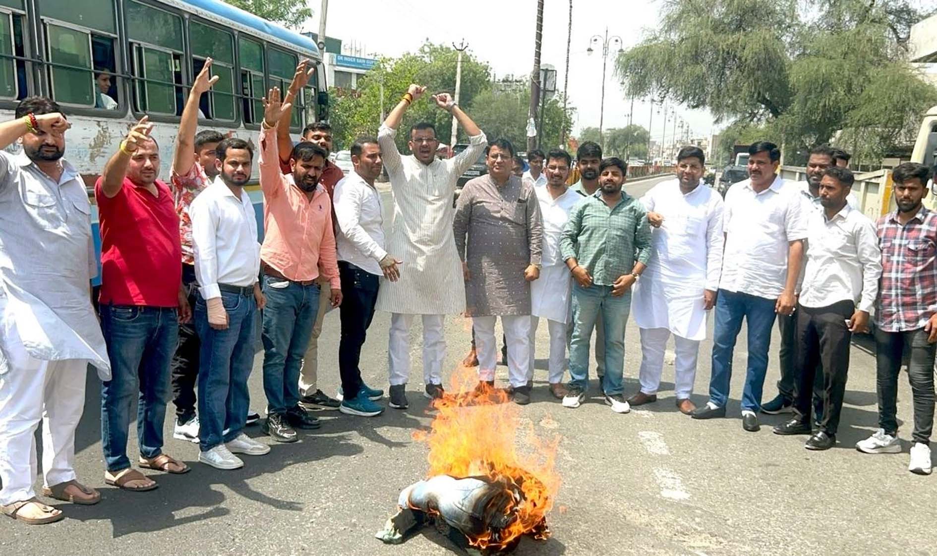पुतला जलाकर रोष व्यक्त करते भाजयुमो के पदाधिकारी एवं कार्यकर्ता।
