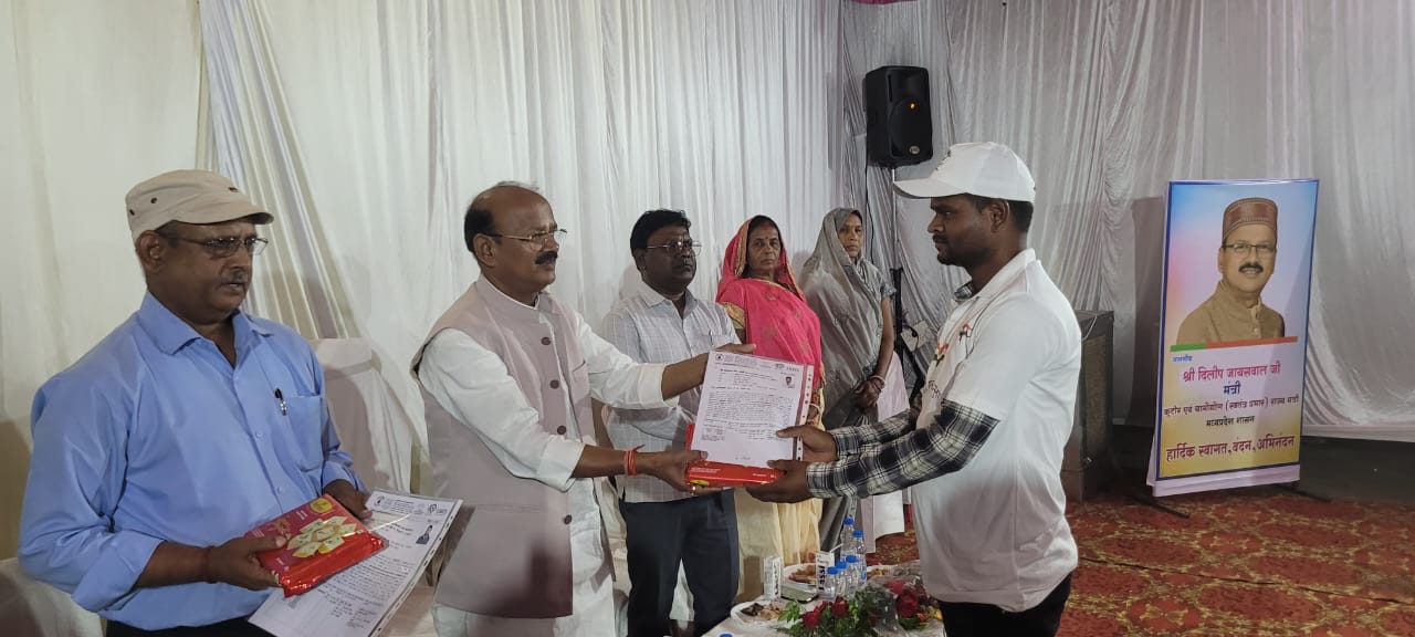 लाभार्थियों को नियुक्ति पत्र सौंपतें राज्यमंत्री लाभार्थियों को नियुक्ति पत्र सौंपतें राज्यमंत्री