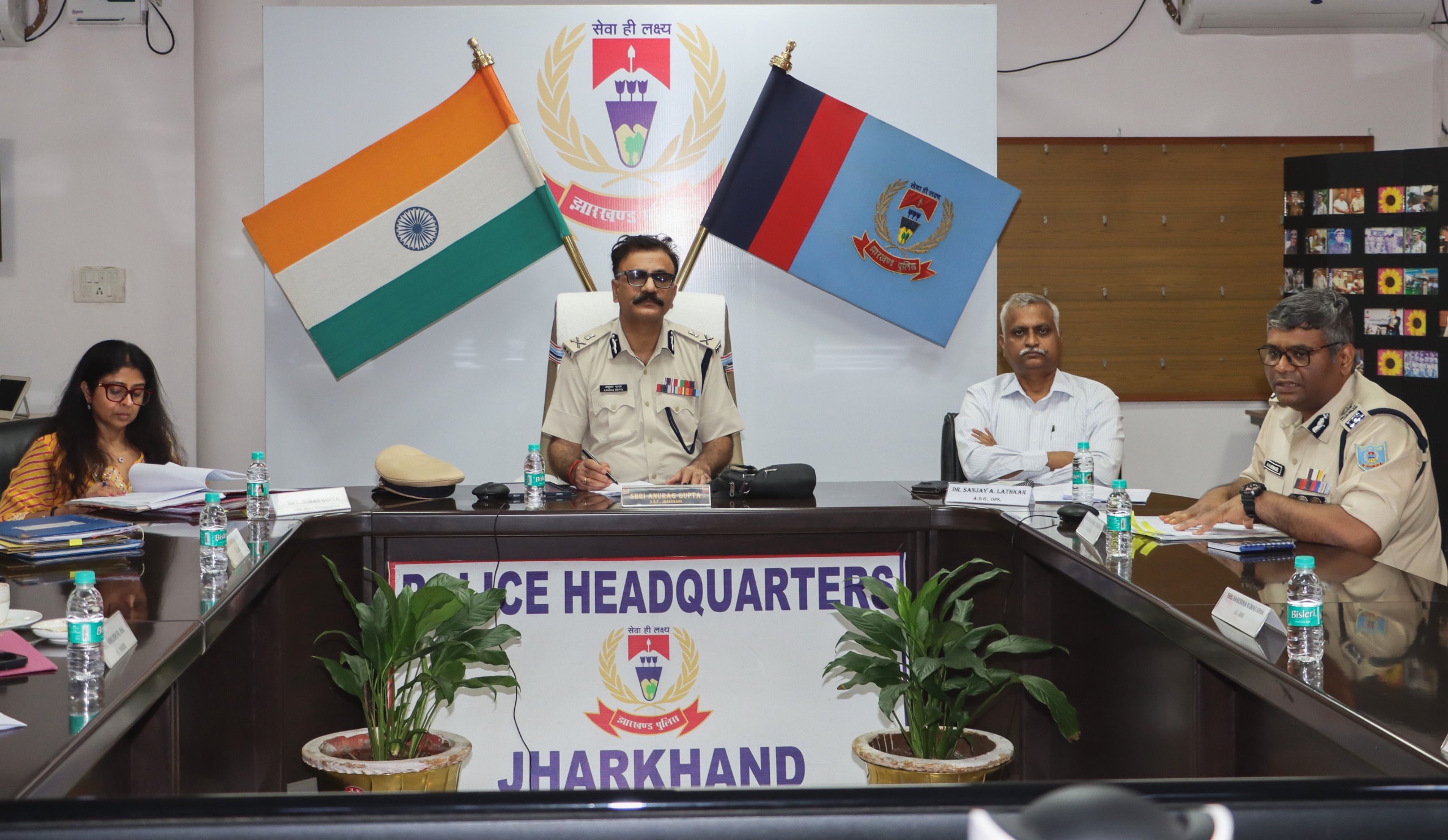 डीजीपी बैठक करते हुए डीजीपी बैठक करते हुए