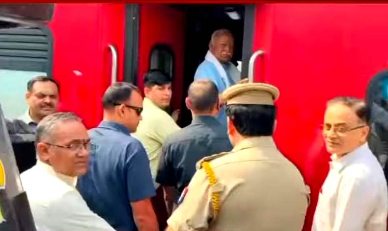 अलीगढ़ के लिए रवाना होते सरसंघचालक अलीगढ़ के लिए रवाना होते सरसंघचालक