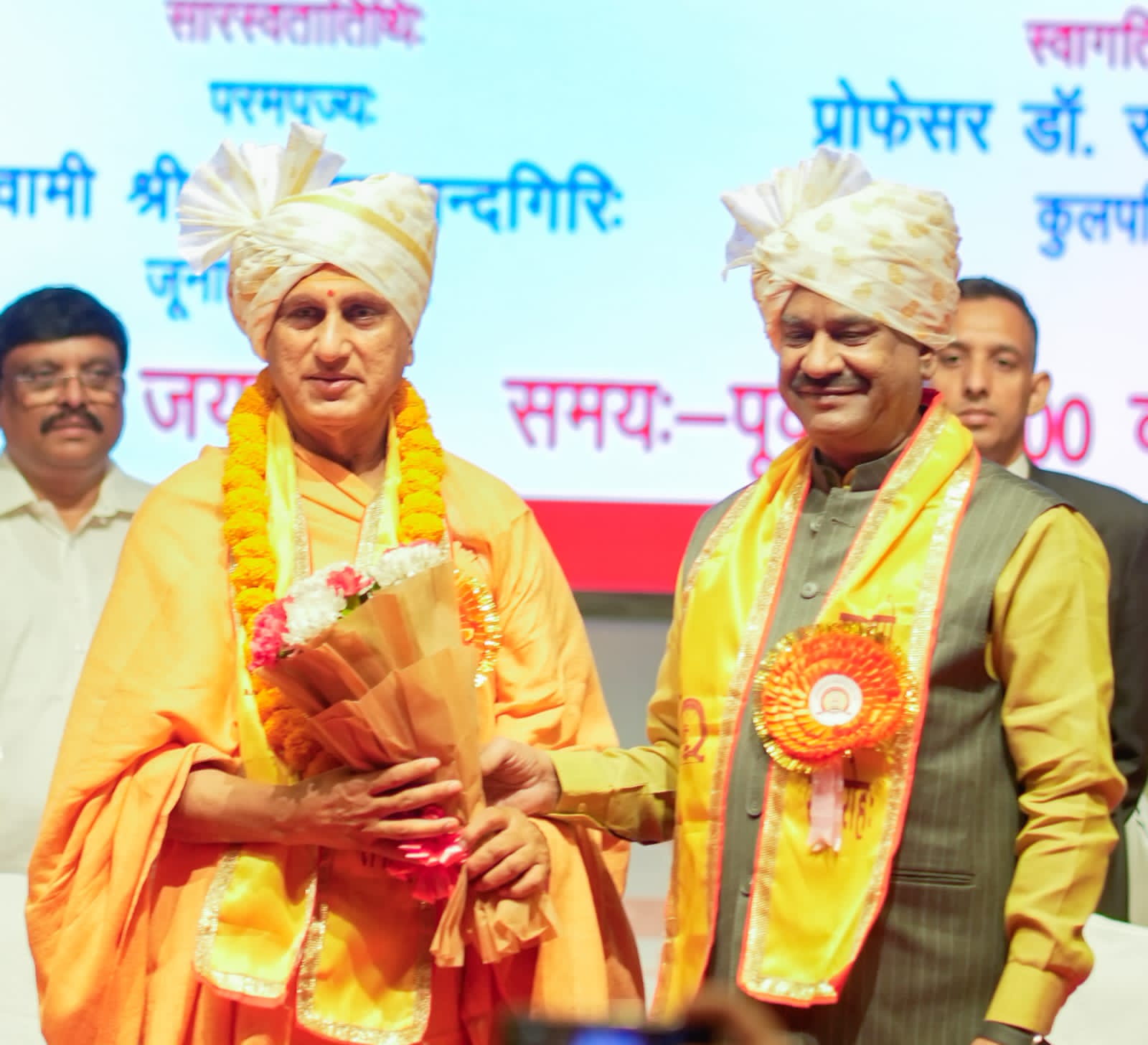 लोकसभा अध्यक्ष उपाधि प्रदान करते हुए लोकसभा अध्यक्ष उपाधि प्रदान करते हुए