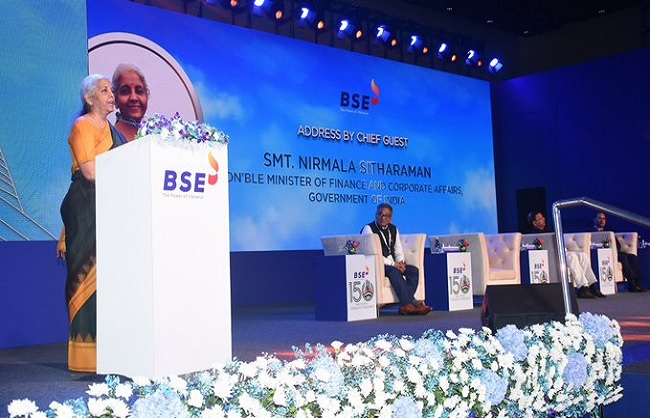 बॉम्बे स्टॉक एक्सचेंज 150 वर्षीय समारोह को संबोधित करते हुए सीतारमण बॉम्बे स्टॉक एक्सचेंज 150 वर्षीय समारोह को संबोधित करते हुए सीतारमण