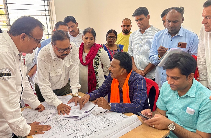 मंत्री तुलसीराम सिलावट ने निर्मित भवन का निरीक्षण किया मंत्री तुलसीराम सिलावट ने निर्मित भवन का निरीक्षण किया