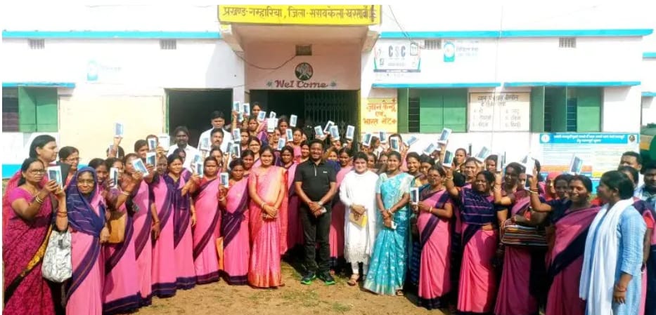 स्मार्टफोन मिलने के बाद खुशी व्यक्त करते हुए सेविकाओं की फोटो स्मार्टफोन मिलने के बाद खुशी व्यक्त करते हुए सेविकाओं की फोटो