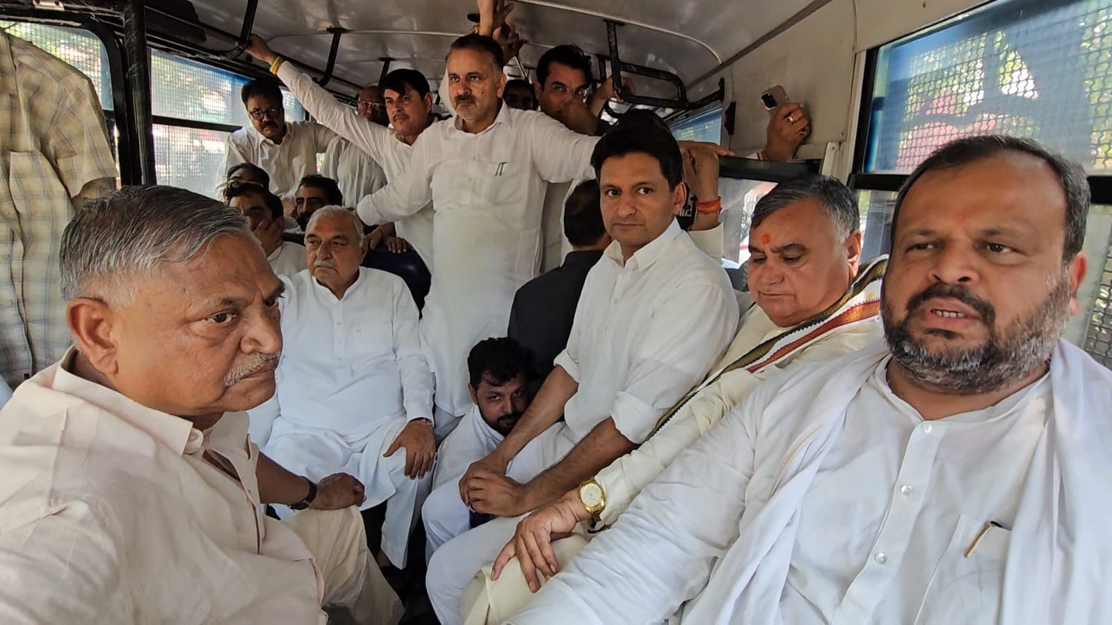 चंडीगढ़ में भूपेंद्र सिंह हुड्‌डा व अन्य नेताओं को पकड़ कर ले जाती पुलिस