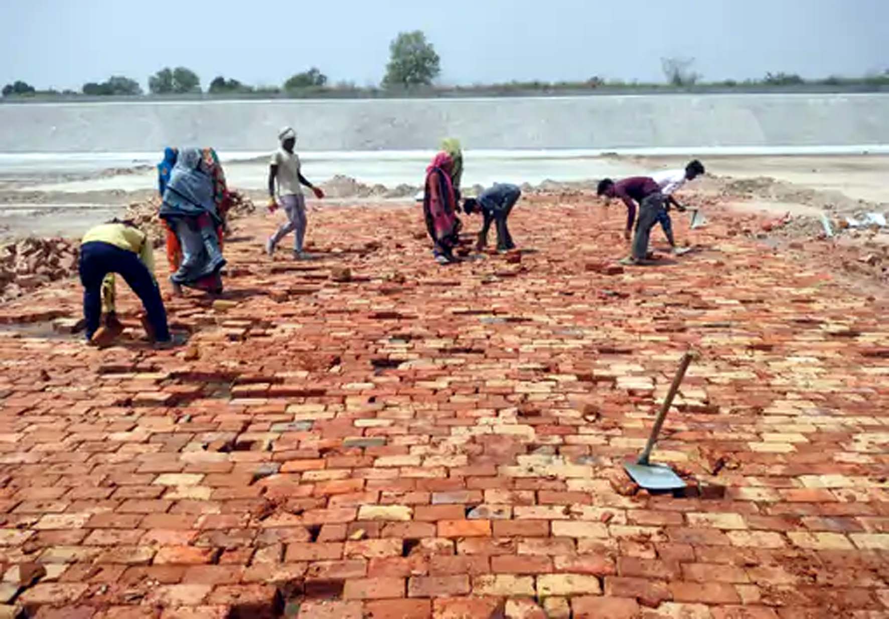 मौके पर काम करते मजदूर। मौके पर काम करते मजदूर।