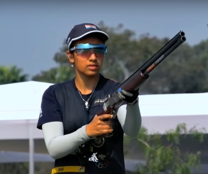 महिला स्कीट फाइनल के दौरान एक्शन में रेजा ढिल्लन महिला स्कीट फाइनल के दौरान एक्शन में रेजा ढिल्लन