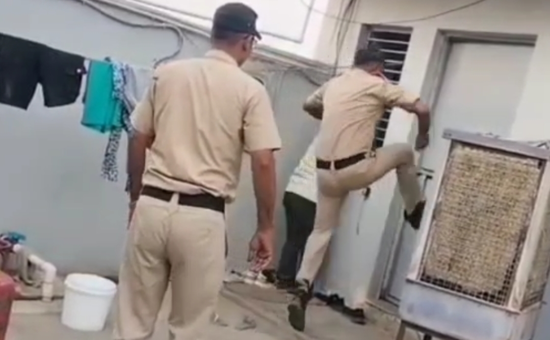 पुलिस कर्मियों ने दरवाजा तोड़ कर निकाला लड़की को बाहर पुलिस कर्मियों ने दरवाजा तोड़ कर निकाला लड़की को बाहर