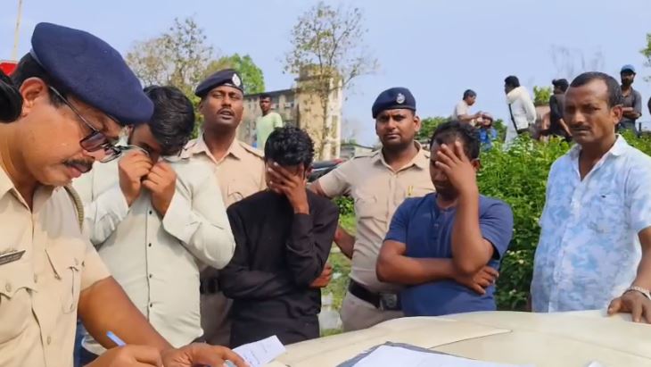 ब्राउन के साथ तीन गिरफ्तार ब्राउन के साथ तीन गिरफ्तार