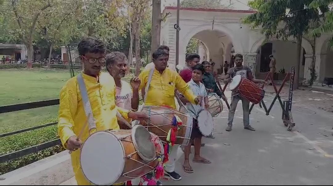 कमिशनरेट कार्यालय में ढोल बजाकर अपनी ख़ुशी का किया इज़हार कमिशनरेट कार्यालय में ढोल बजाकर अपनी ख़ुशी का किया इज़हार